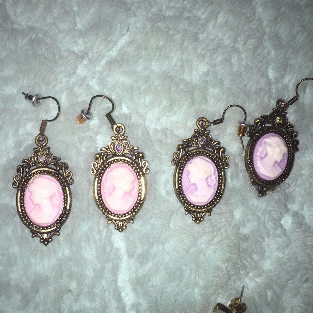 Hey I’m selling old fashioned earrings get